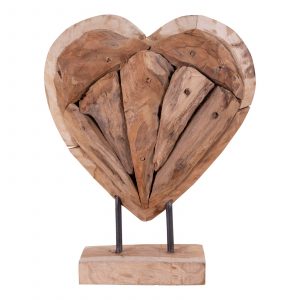 Dieses dekorative Holz Herz aus Teak ist ein Bestseller und ein Hingucker in jedem Haushalt. Es besteht aus hochwertigem Teakholz, das für seine Haltbarkeit und Schönheit bekannt ist. Das Herz ist ein perfektes Geschenk für besondere Anlässe wie Hochzeiten, Jubiläen oder Valentinstag. Es symbolisiert Liebe, Zuneigung und Freundschaft und wird sicherlich das Herz des Empfängers erwärmen. Jedes Stück ist ein Unikat und kann aufgrund der natürlichen Variationen des Holzes in Farbe und Maserung leicht variieren. Das macht jedes Herz zu einem individuellen Kunstwerk und zu einem einzigartigen Schatz für den Besitzer. Naturbelassen und jedes Herz ein Unikat! Einfach auf jedem Möbelstück das dekorative i-Tüpfelchen.