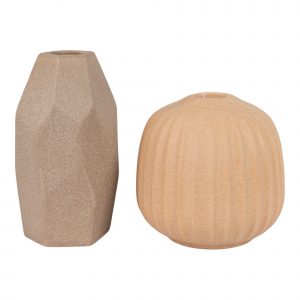 Dieses Keramik Set aus Vase und Kerzenhalter in naturfarben ist ein Dekorations Hingucker! Dieses Keramik Set aus Vase und Kerzenhalter in naturfarben ist ein Dekorations Hingucker! Jede Vase wurde sorgfältig entworfen und aus hochwertigem Keramik gefertigt, um eine lange Lebensdauer und eine zeitlose Schönheit zu gewährleisten. Das Set besteht aus zwei unterschiedlich großen Vasen, die perfekt aufeinander abgestimmt sind. Jede Vase verfügt über eine einzigartige Form und Größe.