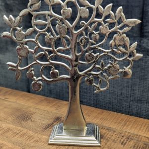 Unser dekorativer Lebensbaum ist eine einzigartige und symbolträchtige Ergänzung für Ihr Zuhause. Inspiriert von der Natur und der Bedeutung des Baumes als Symbol für Wachstum, Stärke und Verbundenheit, ist dieser Lebensbaum eine wunderbare Dekoration für jeden Raum.